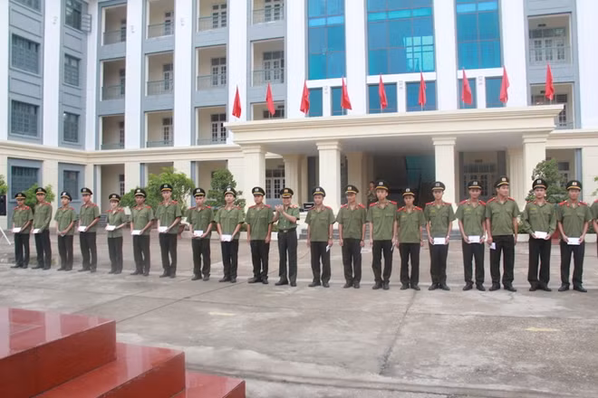 Sáng nay, 31-10, sau Lễ Chào cờ tại trường, Thiếu tướng, PGS.TS Trần Văn Lang cũng đã trao tặng 20 phần quà cho các em học viên là con em đồng bào miền Trung đang học tập tại trường (tổng giá trị 10 triệu đồng) để động viên tinh thần, hỗ trợ các em vượt qua khó khăn, yên tâm học tập và rèn luyện.