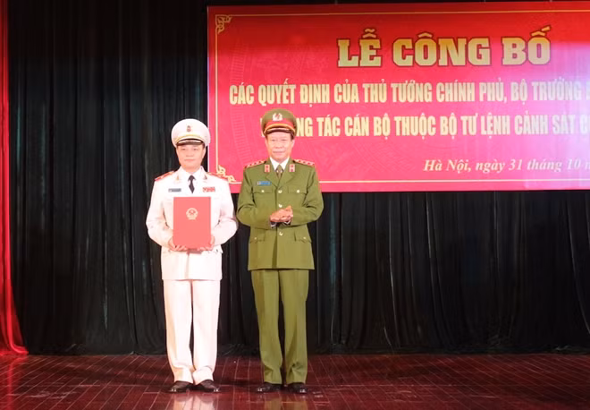 Thứ trưởng Lê Quý Vương trao Quyết định của Thủ tướng Chính phủ bổ nhiệm Tư lệnh CSCĐ