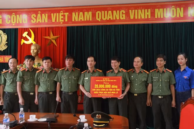 Đoàn công tác CBCS Công an tỉnh Hà Tĩnh chịu thiệt hại do mưa lũ
