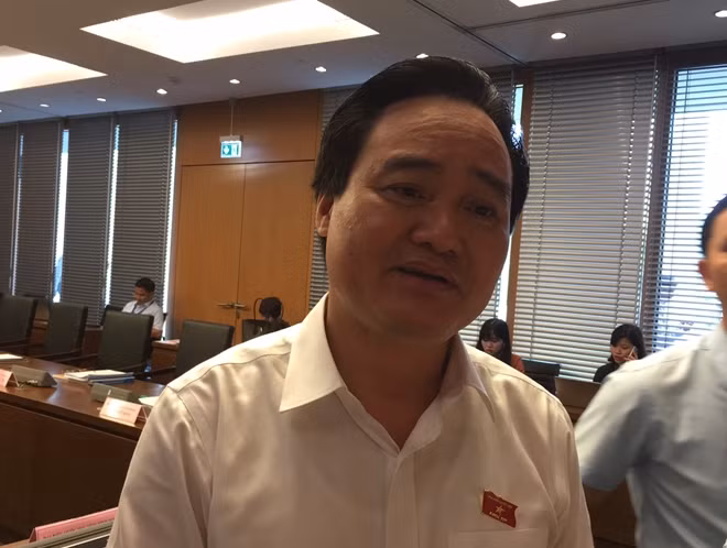 Bộ trưởng Phùng Xuân Nhạ trao đổi với báo chí bên lề kỳ họp
