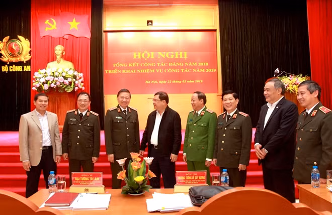 Đại tướng Tô Lâm với các đại biểu trao đổi tại hội nghị