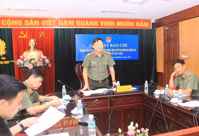 Trung tá Nguyễn Thanh Tuấn giải đáp thắc mắc của các phóng viên báo chí