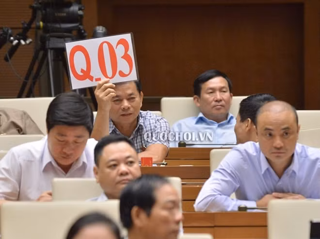 ĐBQH Nguyễn Thanh Hồng giơ biển tranh luận