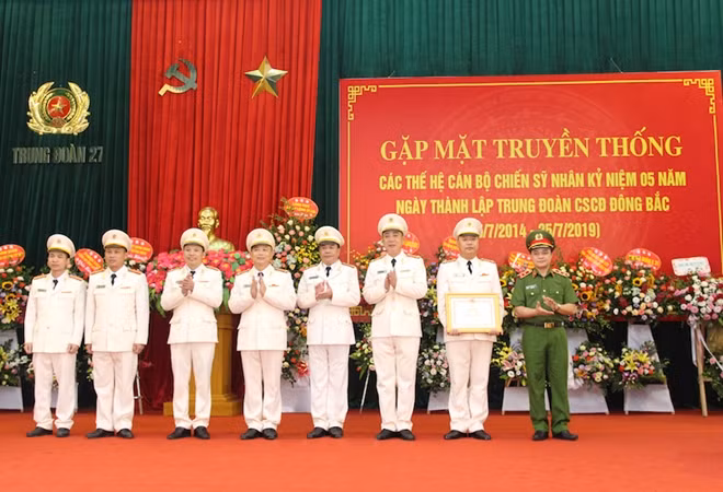 Thừa uỷ quyền của lãnh đạo Bộ Công an, Tư lệnh CSCĐ Phạm Quốc Cương trao Bằng khen tặng tập thể Trung đoàn CSCĐ Đông Bắc