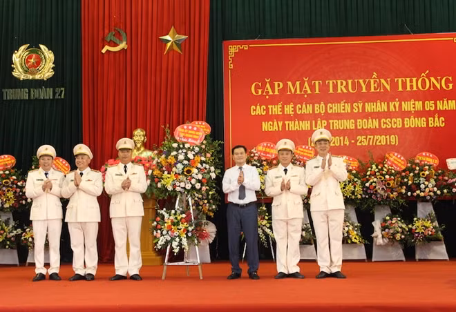 Phó Chủ tịch UBND tỉnh Quảng Ninh Bùi Văn Kháng trao tặng lẵng hoa tươi thắm chúc mừng Trung đoàn CSCĐ Đông Bắc