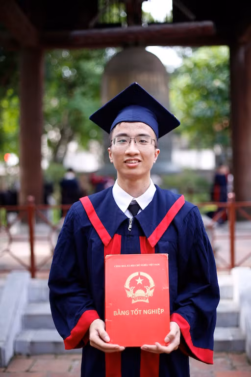 Lê Minh Phương với tấm bằng tốt nghiệp xuất sắc toàn khoá
