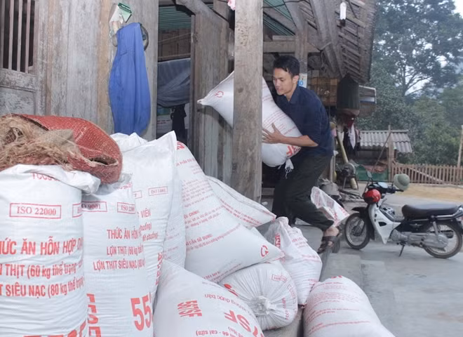Những tạ thóc hiện diện ở hiên nhà là minh chứng cho tình quân dân thắm thiết giữa CBCS Công an tỉnh Bắc Kạn với người dân thôn Đồng Luông