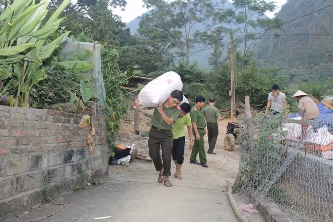 Cán bộ tổ công tác vận chuyển lúa về tận nhà dân.