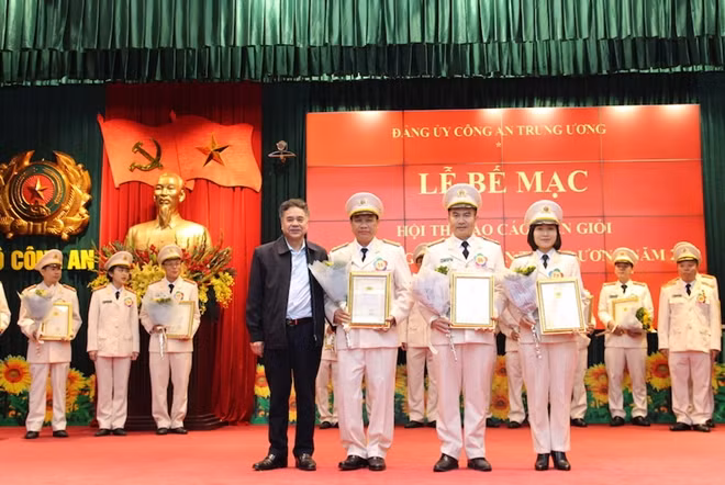 PGS.TS Nguyễn Viết Thông trao giải B cho Đại tá Đặng Đình Thành, Giám thị Trại giam số 3; Đại tá Nguyễn Trung Kiên, Trưởng khoa Xây dựng Đảng và Chính quyền Nhà nước, Học viện An ninh nhân dân và Đại uý Nguyễn Thị Hương Giang, Cục Pháp chế và Cải cách hành chính tư pháp.