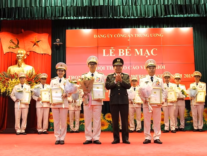 Thiếu tướng Đào Gia Bảo, Cục trưởng Cục Công tác đảng và công tác chính trị trao giải Đặc biệt cho Trung tá Hồ Anh Tuấn, Phó Trưởng khoa Đào tạo sau đại học, Học viện An ninh nhân dân; 2 giải A cho Thiếu tướng Phan Xuân Tuy, Phó Giám đốc Học viện Chính trị CAND và Đại uý Ngô Thị Bích Thu, Phó Đội trưởng, Phòng Công tác đảng, công tác chính trị và công tác quần chúng, Học viện Cảnh sát nhân dân.