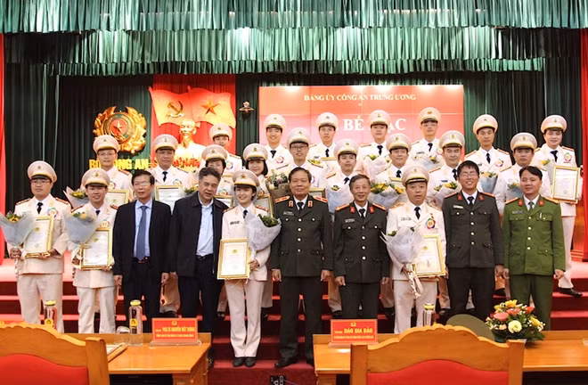 PGS.TS Nguyễn Viết Thông, Thiếu tướng Đào Gia Bảo với các báo cáo viên tham dự hội thi