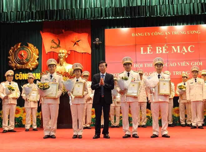 PGS.TS Phạm Huy Kỳ, nguyên Phó Giám đốc Học viện Báo chí và Tuyên truyền, thành viên Ban Giám khảo trao giải C cho Thượng tá Bùi Bảo Kiếm, Phó Trưởng bộ môn, Trường Trung cấp Cảnh sát vũ trang; Thượng tá Nguyễn Hiếu, Phó Trưởng phòng 4, Cục An ninh Chính trị nội bộ; Thiếu tá Nguyễn Thị Hoa, Cán bộ Phòng 9, Cục Hậu cần và Thượng uý Lê Văn Viết Cường, Giảng viên trường Đại học Phòng cháy, chữa cháy