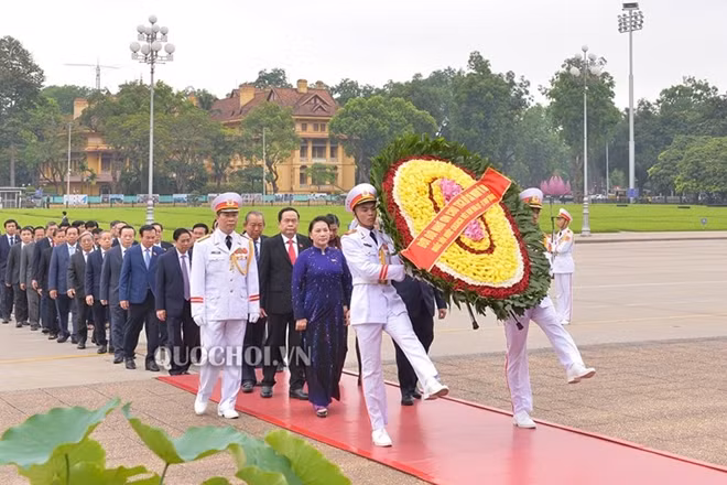 Trước khi khai mạc kỳ họp, các đại biểu Quốc hội vào Lăng viếng Chủ tịch Hồ Chí Minh