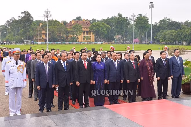 Các đồng chí lãnh đạo Đảng, Nhà nước vào viếng Lăng Bác
