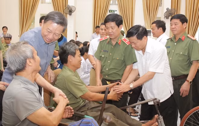 Bộ trưởng Tô Lâm cùng đoàn công tác còn ân cần thăm hỏi hoàn cảnh của từng thương binh.
