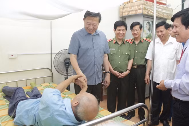 Đến tận giường thăm hỏi, tặng quà những thương binh nặng không thể có mặt tại hội trường.