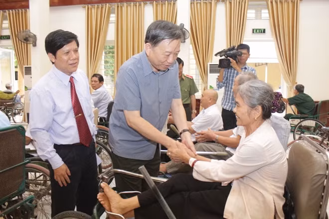Những cái bắt tay thật chặt chia sẻ, động viên...