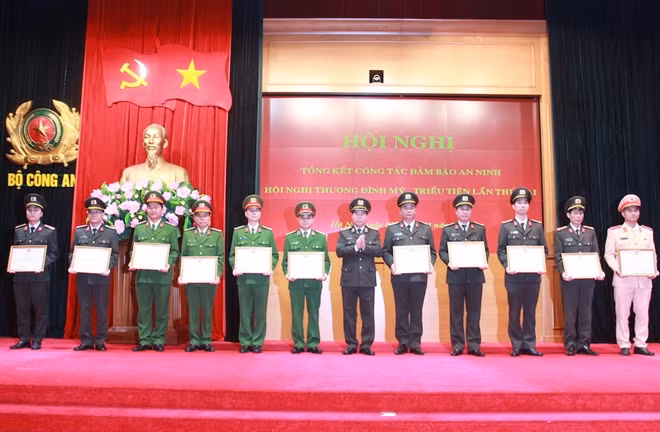Thứ trưởng Bùi Văn Nam tặng Bằng khen cho các tập thể, cá nhân có thành tích xuất sắc.