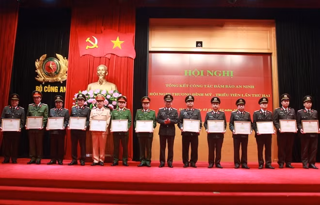 Thứ trưởng Nguyễn Văn Thành tặng Bằng khen cho các tập thể, cá nhân có thành tích xuất sắc.