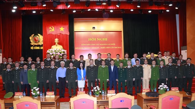 Bộ trưởng Tô Lâm với các đại biểu tại hội nghị.