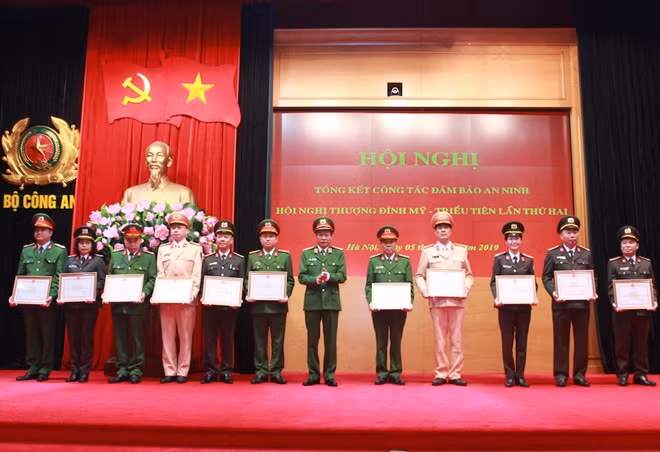 Thứ trưởng Lê Quý Vương tặng Bằng khen cho các tập thể, cá nhân có thành tích xuất sắc.