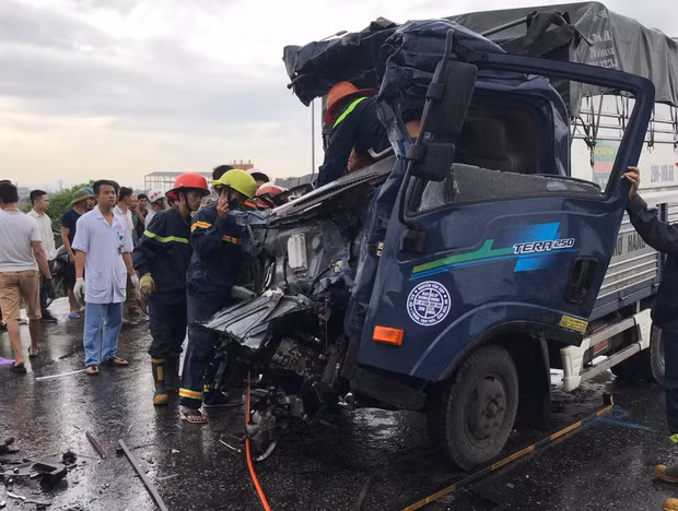 Đầu một trong hai xe tải bẹp dúm