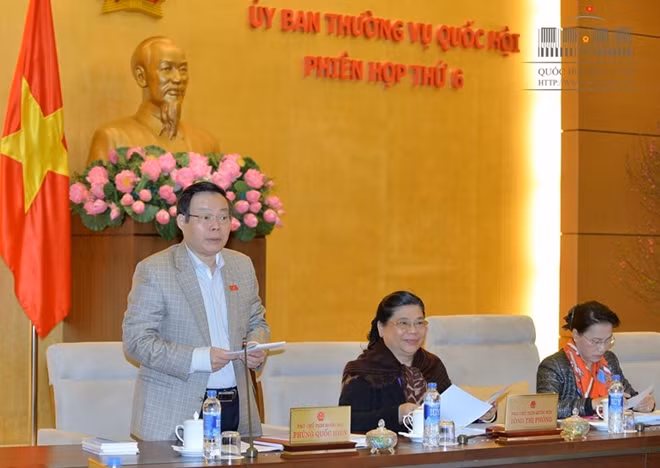 Phó Chủ tịch Quốc hội Phùng Quốc Hiển thảo luận tại phiên họp