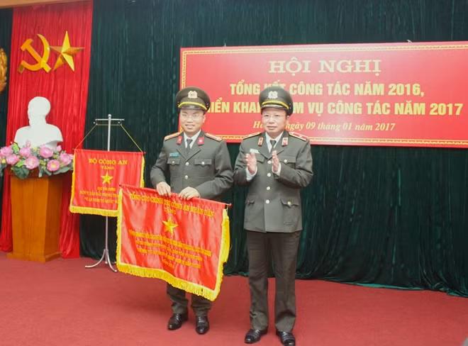 Thiếu tướng Mai Văn Hà trao Cờ thi đua xuất sắc của Tổng cục Chính trị CAND tặng tập thể Phòng Quản lý vốn các dự án đầu tư và mua sắm trang bị