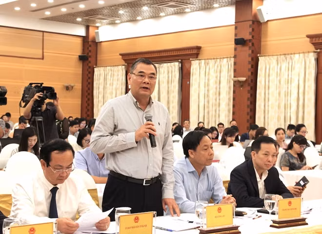 Thiếu tướng Tô Ân Xô trả lời câu hỏi của báo chí