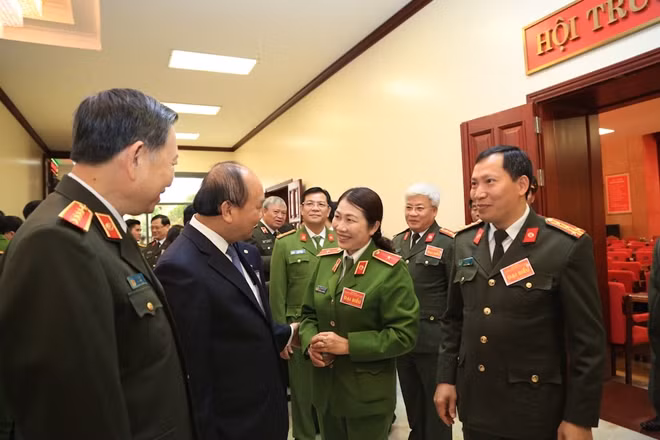 Thủ tướng ân cần thăm hỏi, động viên các đại biểu trong lực lượng CAND