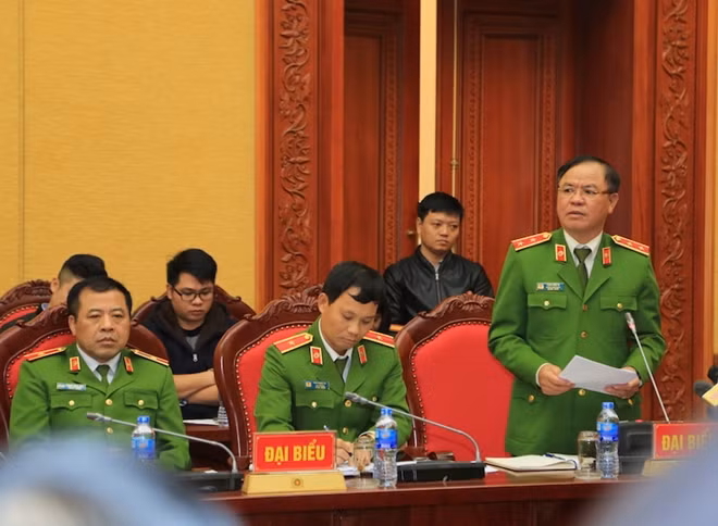 Trung tướng Trần Văn Vệ trả lời tại buổi họp báo