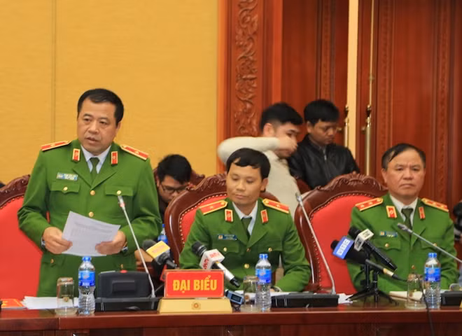 Thiếu tướng Phạm Văn Các trả lời báo chí tại buổi họp báo