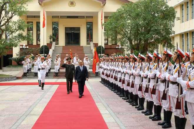 Thủ tướng Nguyễn Xuân Phúc duyệt đội danh dự CAND