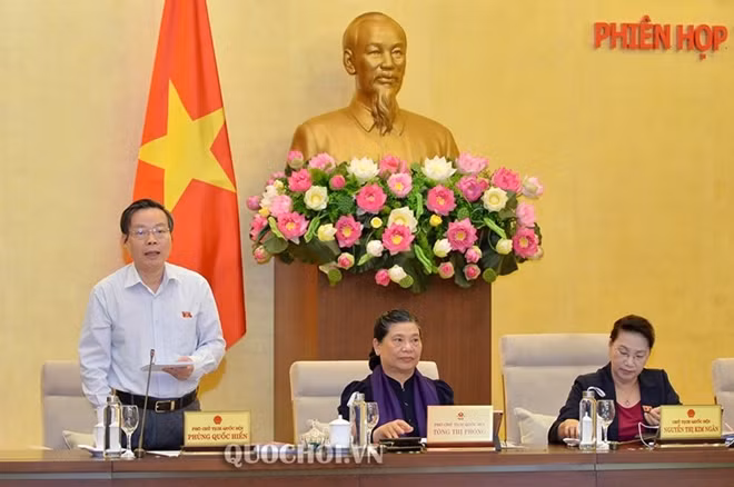 Phó Chủ tịch Quốc hội Phùng Quốc Hiển phát biểu.