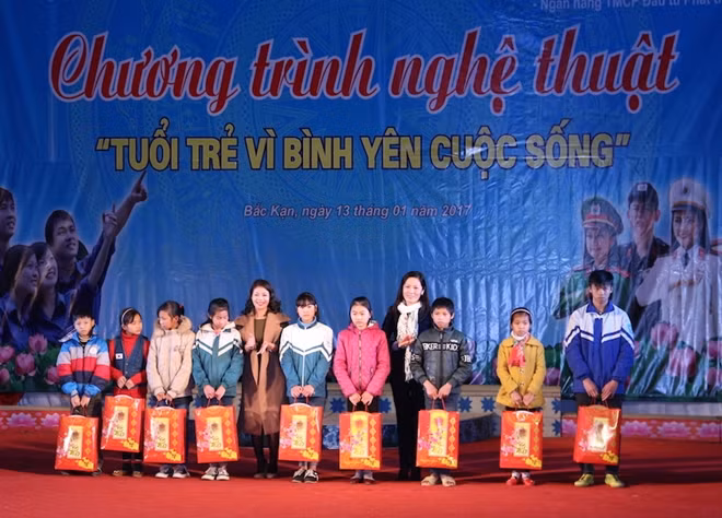 Đại diện lãnh đạo Công ty MVG Việt Nam và Ngân hàng TMCP Đầu tư & Phát triển Việt Nam tặng quà cho các em học sinh nghèo vượt khó học giỏi