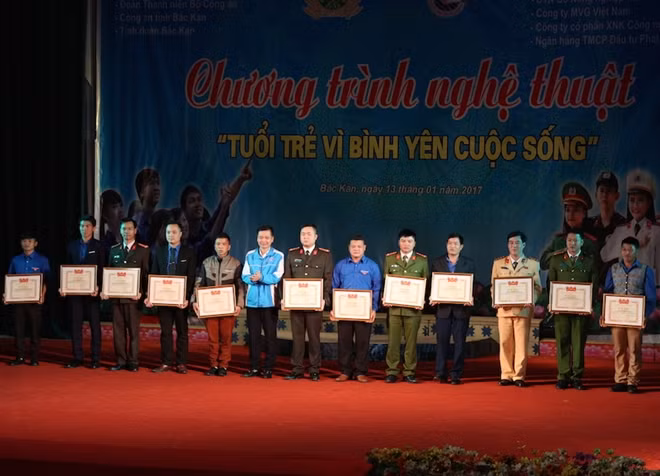 Đồng chí Nông Bình Cương trao Bằng khen của Trung ương Đoàn tặng 17 cá nhân có thành tích xuất sắc trong thực hiện chương trình phối hợp