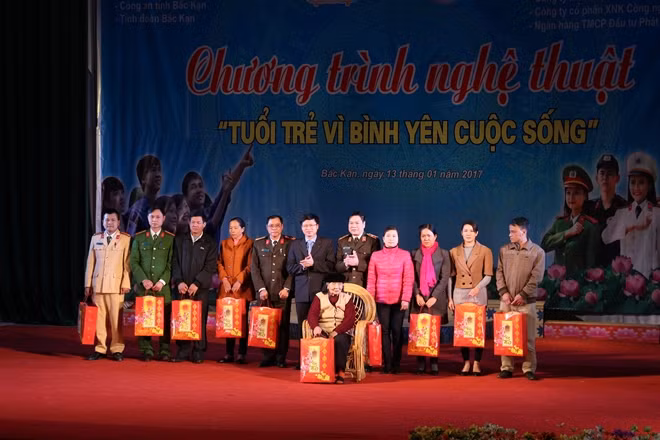 Trung tướng Nguyễn Xuân Mười và đồng chí Phạm Duy Hưng tặng quà cho các gia đình chính sách trên địa bàn