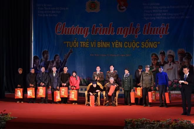 Thiếu tướng Ma Văn Lả, Giám đốc Công an tỉnh Bắc Kạn và Đại tá Vũ Minh Châu, Phó Cục trưởng Cục Công tác Đảng và công tác quần chúng tặng quà cho các gia đình có hoàn cảnh khó khăn trên địa bàn