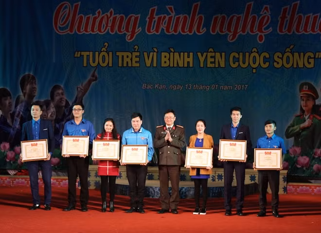 Trung tá Nguyễn Thanh Tuấn trao Bằng khen của Trung ương Đoàn TNCS Hồ Chí Minh tặng 9 tập thể
