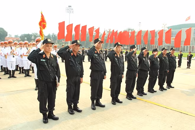 Đoàn đại biểu báo công trước anh linh Chủ tịch Hồ Chí Minh