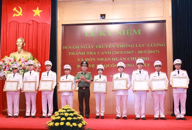 Thứ trưởng Nguyễn Văn Thành tặng Bằng khen của Bộ Công an cho các tập thể, cá nhân có thành tích xuất sắc
