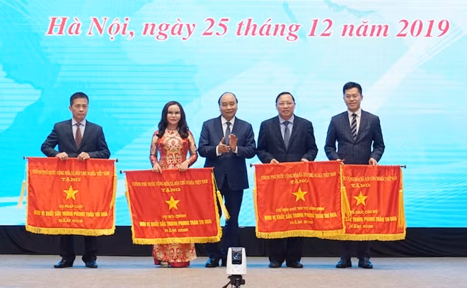 Thủ tướng Nguyễn Xuân Phúc tặng Cờ thi đua xuất sắc cho 4 tập thể thuộc Văn phòng Chính phủ.