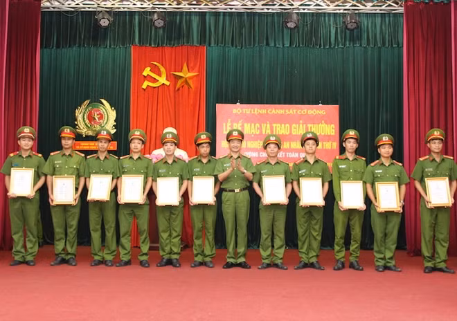 Đại tá Nguyễn Thành Lâm, Phó Tư lệnh Bộ Tư lệnh CSCĐ trao 11 giải Nhì các nội dung thi