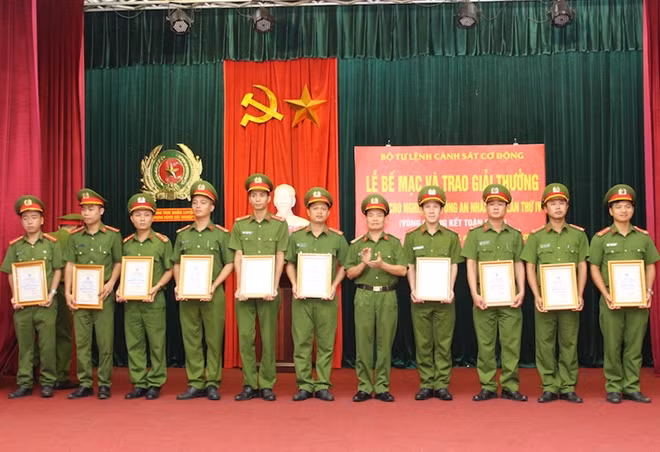 Đại tá Ngô Văn Khoa, Giám đốc Trung tâm Huấn luyện và sử dụng động vật nghiệp vụ trao giải Khuyến khích cho các nội dung thi