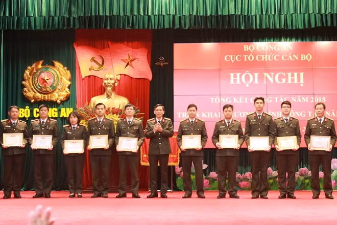 Lãnh đạo Cục Tổ chức cán bộ trao tặng danh hiệu "Chiến sỹ thi đua cơ sở" cho các cá nhân