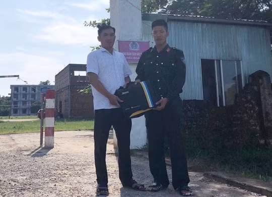 Chiến sỹ CSCĐ Nguyễn Xuân Vũ trao trả tài sản hơn 400 triệu đồng nhặt được cho anh Dương Chí Công.