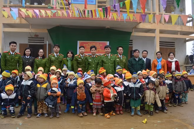 Nghĩa cử ấm áp tình người nơi vùng cao biên giới