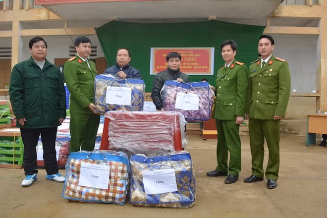 Đoàn công tác tặng quà cho thầy cô giáo và bà con nhân dân trong xã