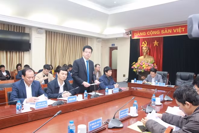 Phó Trưởng Ban Tổ chức Trung ương Mai Văn Chính thông tin tại buổi giao ban báo chí.