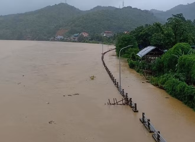 Mưa lũ ở Tương Dương khiến nước sông Lam dâng cao, tràn lên khiến Quốc lộ 7A cũng ngập như sông